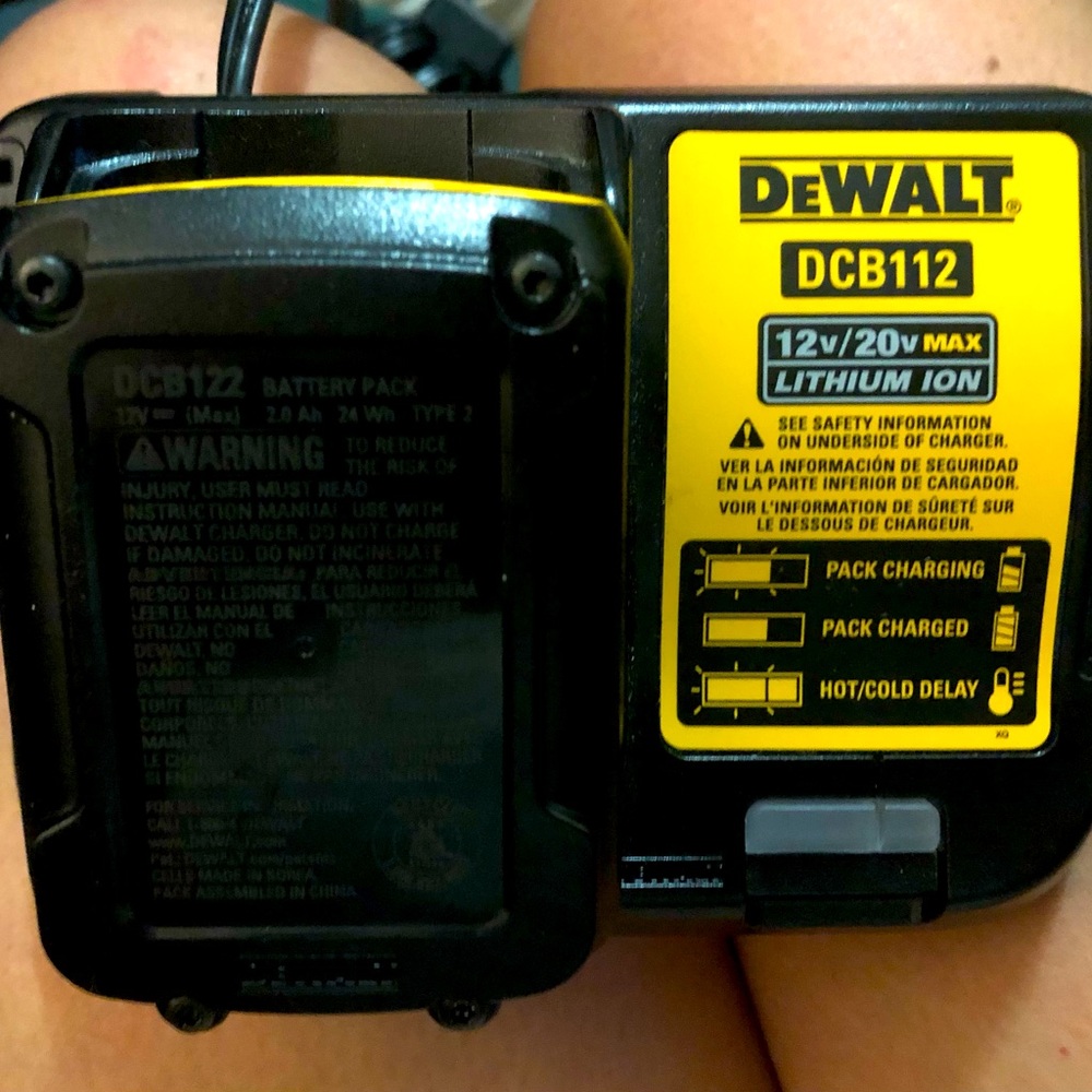 DEWALT 20V MAX Battery Pack with Charger